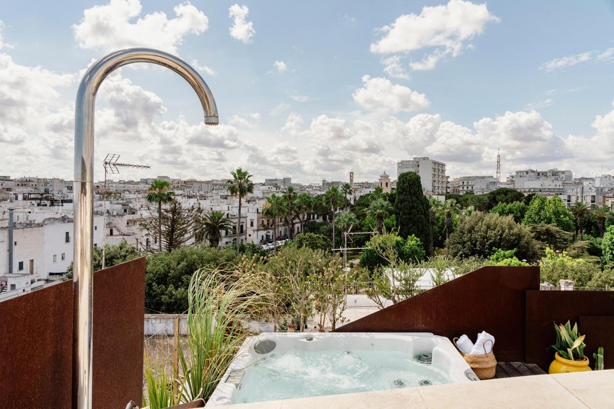 Suite Hot Tub,1601738793:JPEG